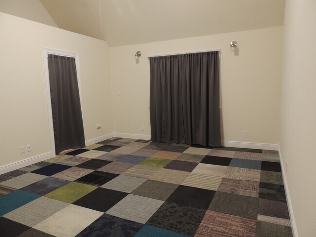 Master bedroom - 910 Perry Ln