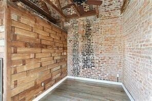 Building Photo - 606 Burgundy St