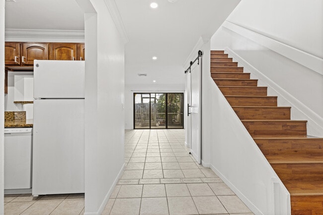 Building Photo - 814 Hill Dr