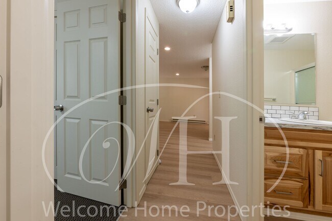 Building Photo - 2 Bedroom Apartment with Space, Convenienc...