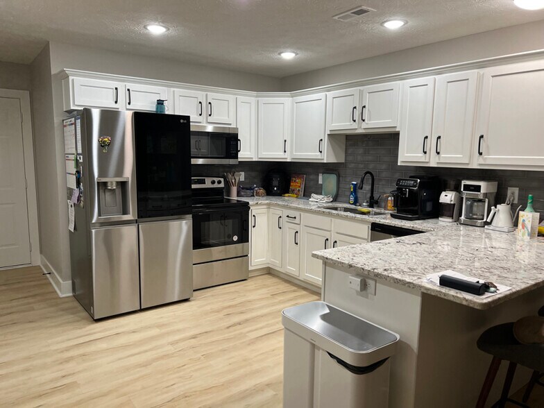 Building Photo - 2022 Mary Lee Dr