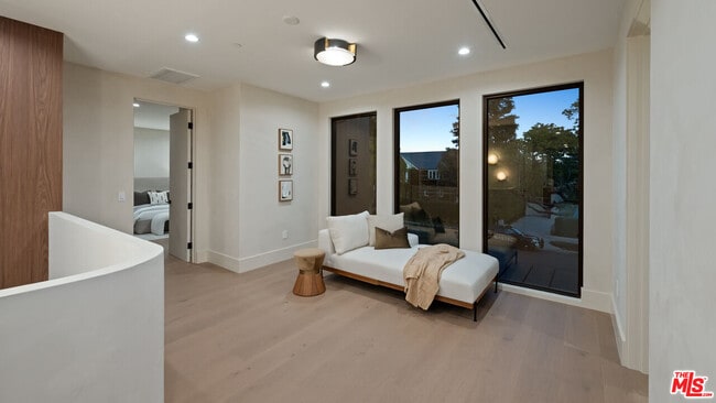 Building Photo - 565 Toyopa Dr