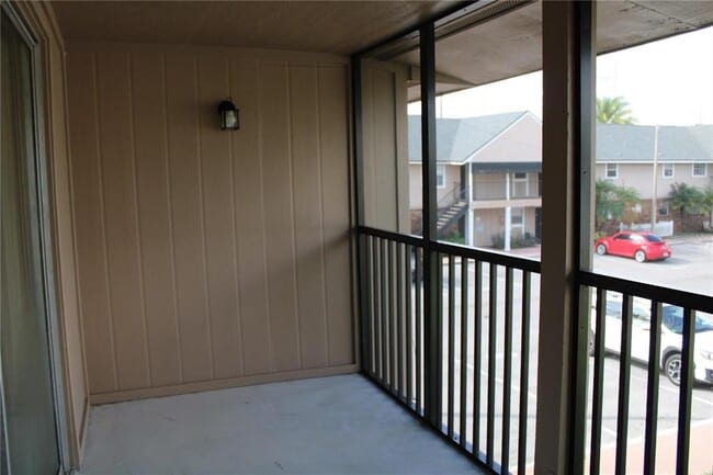 Building Photo - 200 Country Club Dr