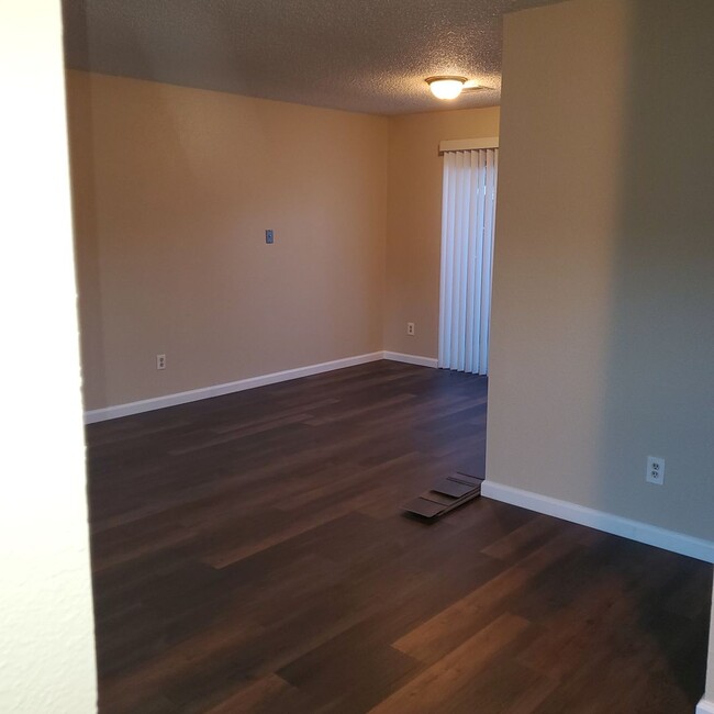 Building Photo - Modesto 2 Bedroom 2 Bath with Garage