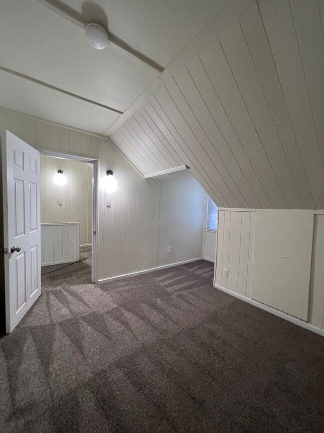 Building Photo - Updated 4BR 1.5 bath home with rear parking!