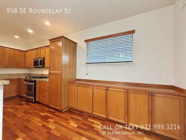 Building Photo - 958 SE Roundelay St