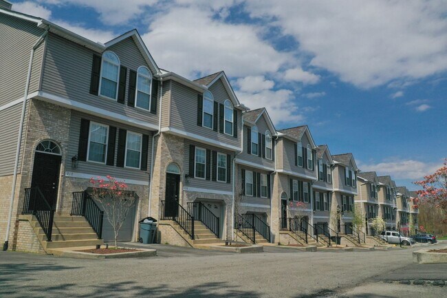 Building Photo - Modern 3-Level Townhome in Monaca – 2 Bed,...