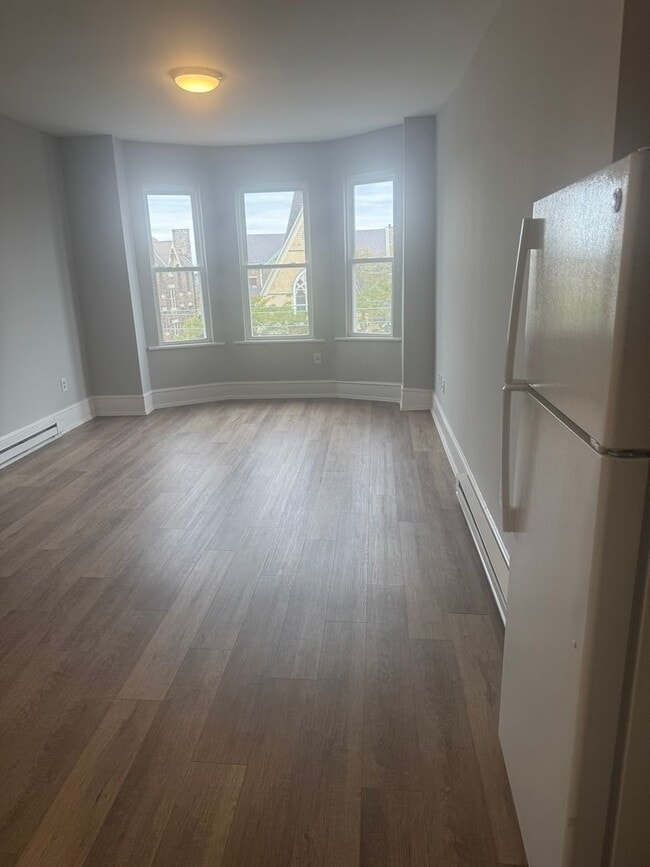 Building Photo - Recently Renovated 1 Bedroom Apartment -- ...
