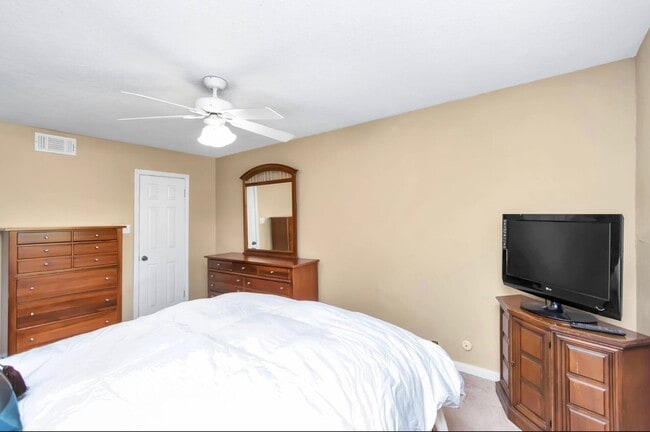 Building Photo - 530 N Post Oak Ln