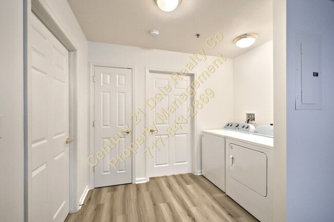 Building Photo - Large 2 Bedroom 1 Bath All One Level Apartment in Hellam PA