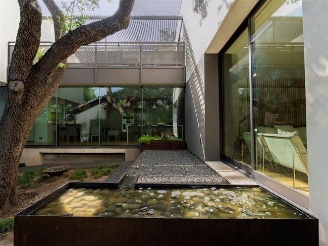 Building Photo - 2210 Westlake Dr