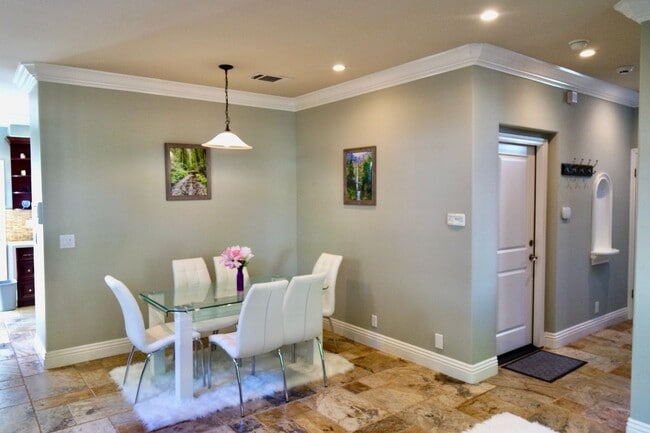 Building Photo - Modern House Near Downtown