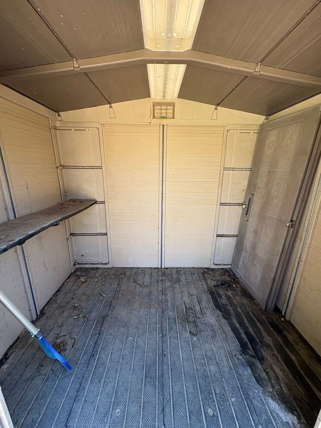 Building Photo - Cozy Home on Spacious Lot with Pool Available Now!