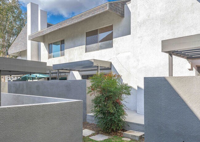 Building Photo - SPACIOUS 2 Bed Townhouse in Garden Grove