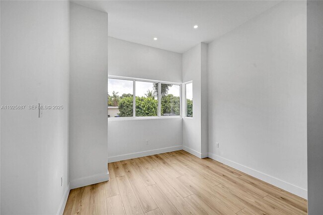 Building Photo - 2931 SW 12th Ave