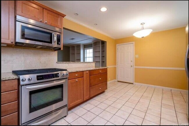 Building Photo - 32 Lenon Dr