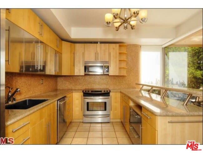 Building Photo - 318 N Maple Dr