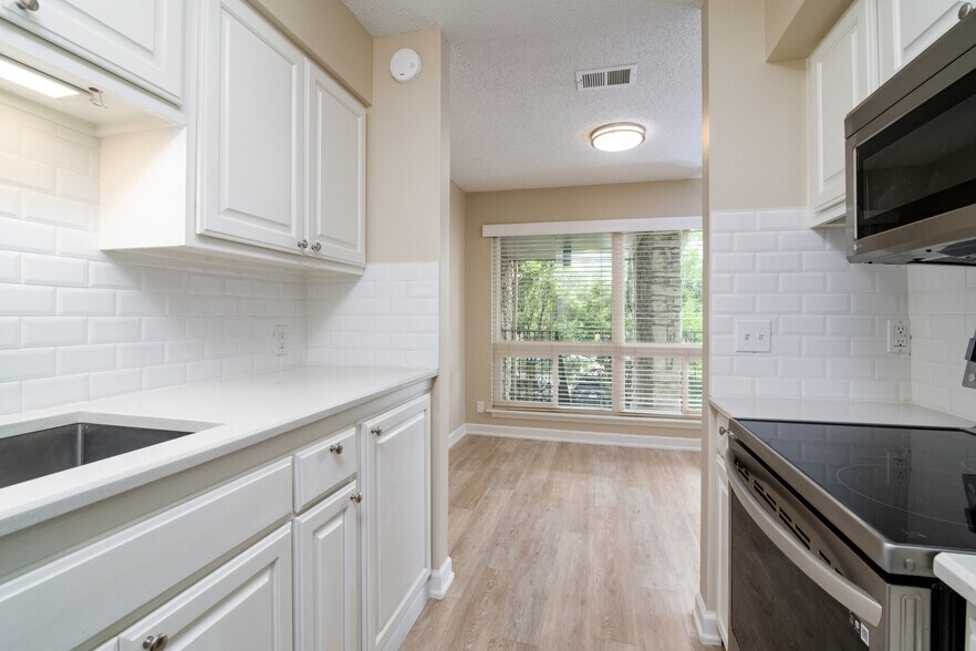 Kitchen & Dining Room - 500 E Riverside Dr