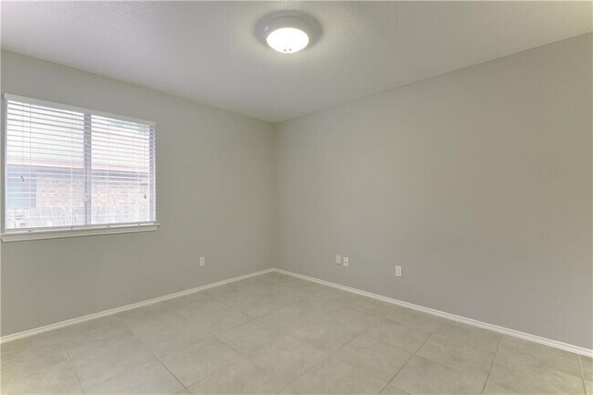 Building Photo - 1406 Royce Ln
