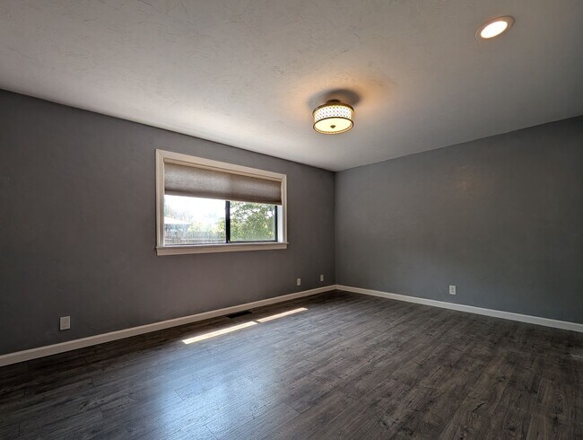 Building Photo - Updated 3-Bedroom, 2.5-Bath Home ~ Solid Surface Flooring and Spacious Kitchen!
