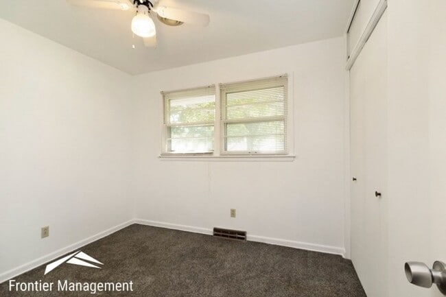 Building Photo - 1733 Vaughn Dr