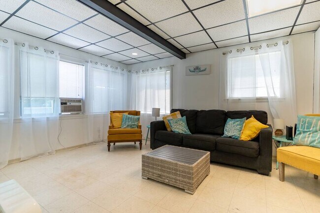 Building Photo - 1006 Newton St