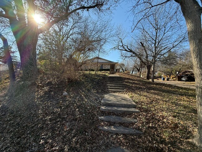 Building Photo - 1139-1139 Haines Ave