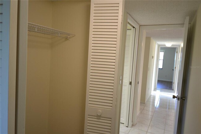 Building Photo - 226 Woodlake Wynde