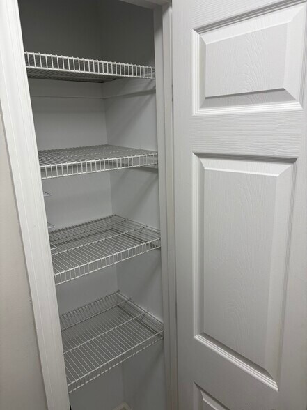 Building Photo - 515 Basswood Ave