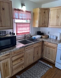 Building Photo - Charming 2 Bed, 1 Bath Home with Fenced Yard & Garage – Prime Location!