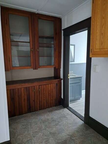 Building Photo - 261 Maple St