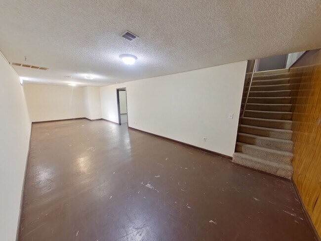 Building Photo - 620 Richmond N