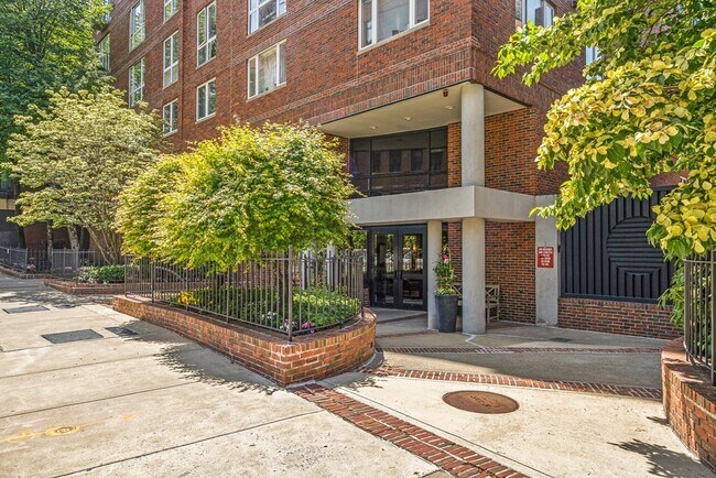 Building Photo - 350 North St