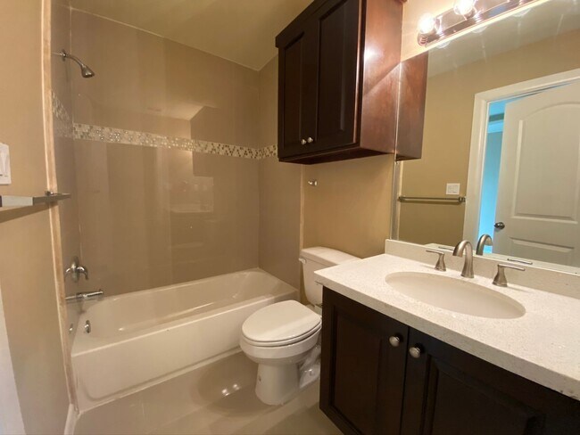 Building Photo - 3Bed/2.5 Bath Townhome, Mcallen TX