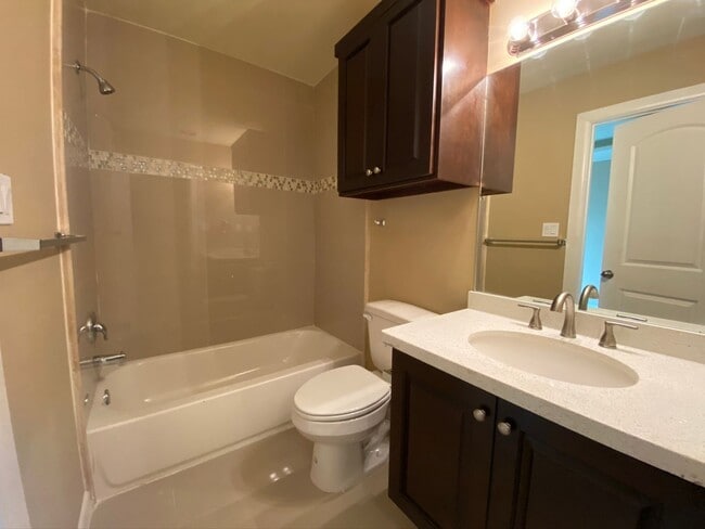Building Photo - Beautiful Townhome 3bed/2.5 bath (Jackson ...
