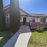 Building Photo - 5 Bed/3 Bath Townhome for Rent in Cedar Hi...