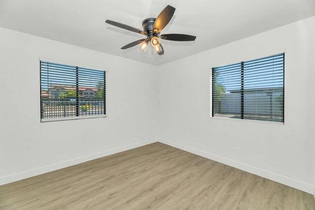 Building Photo - Ground-Floor 1-Bed Condo with Access to Co...