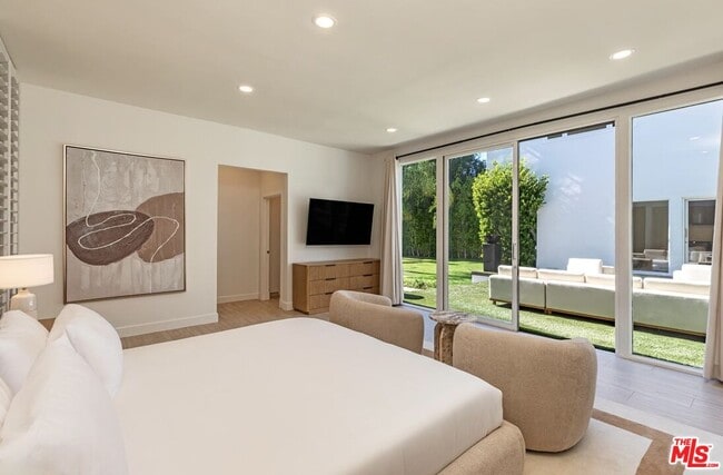 Building Photo - 703 N Maple Dr