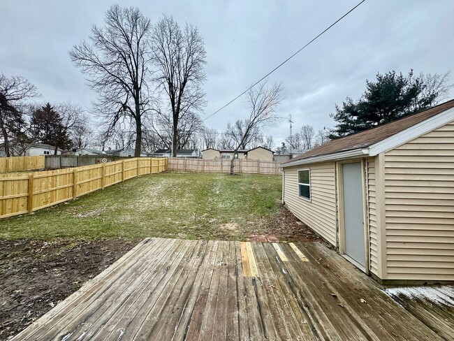 Building Photo - Madison ranch, fenced back yard and garage