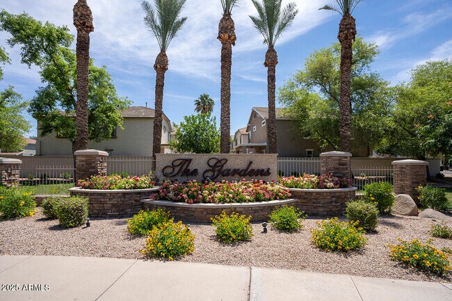 Building Photo - 1552 S Roadrunner Dr