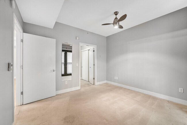 Building Photo - Available Now! High End 1 Bed/ 1 Bath in Amenity Rich Building