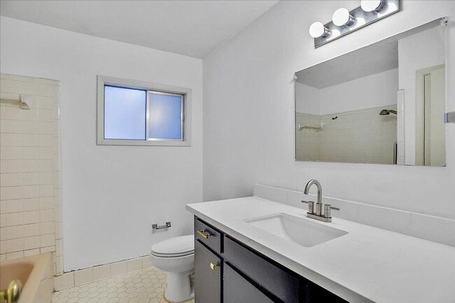 Building Photo - 4221/4223 Hawthorne Court