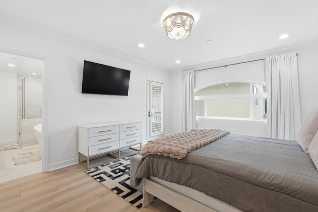 Building Photo - 424 N Broadway