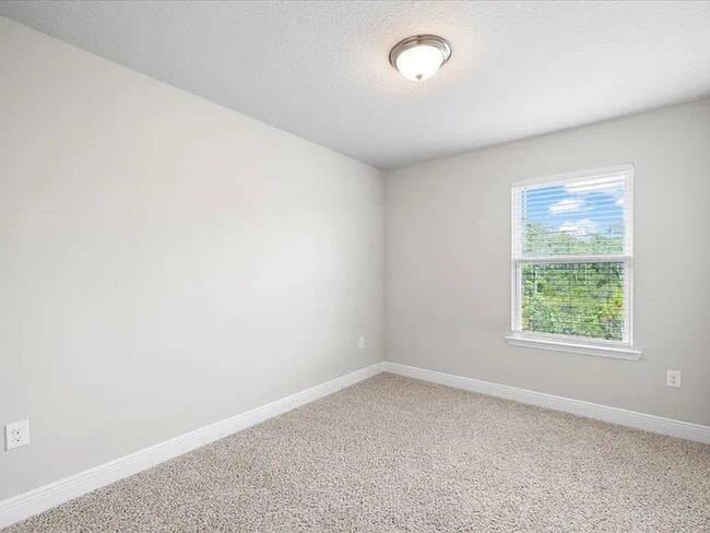 Building Photo - Santa Rosa 3 bedroom