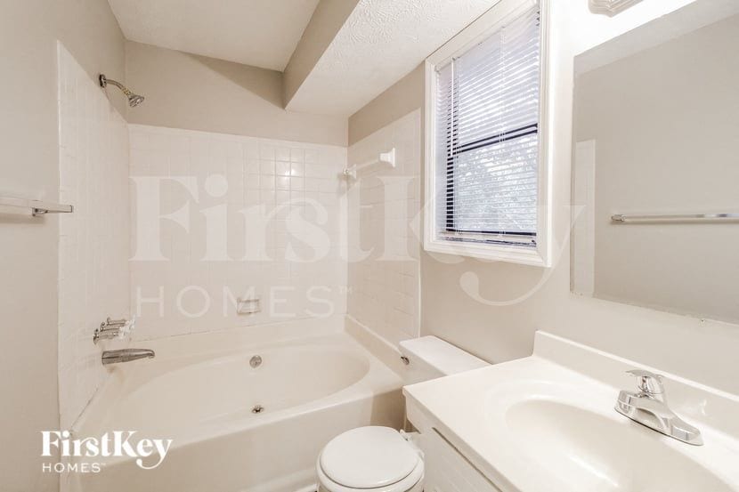 Building Photo - 634 Woodsong Ln