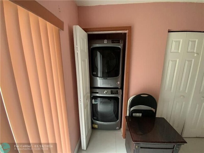 Building Photo - 6742 Sienna Club Dr