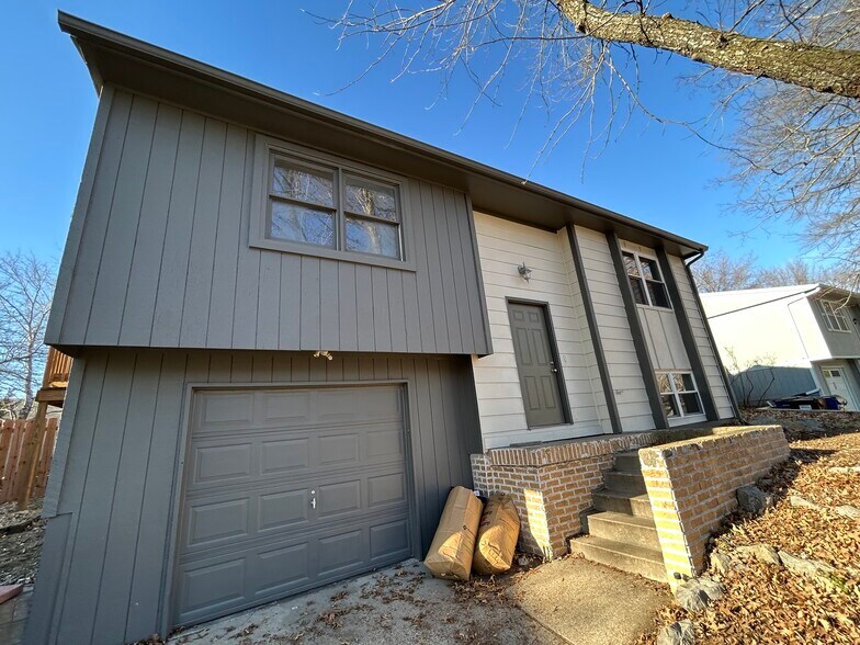 Building Photo - 2725 Ponderosa Dr