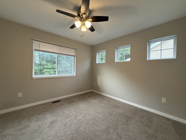 Building Photo - 1318 N Dodge St Ct