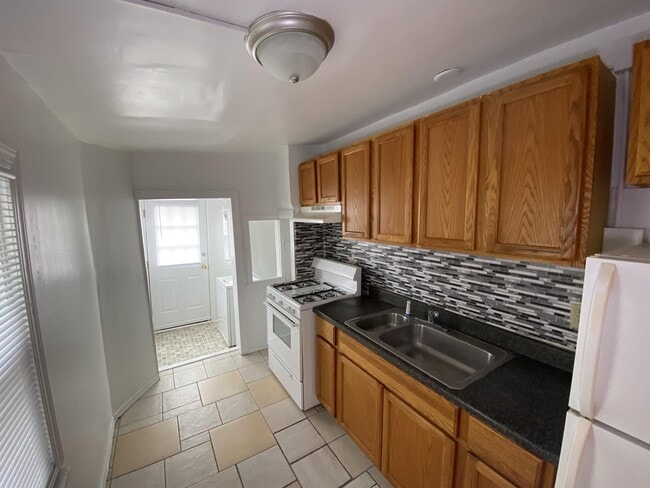 Building Photo - 338 S Sherman St