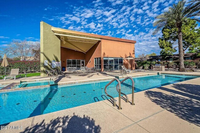 Building Photo - 1850 E Maryland Ave